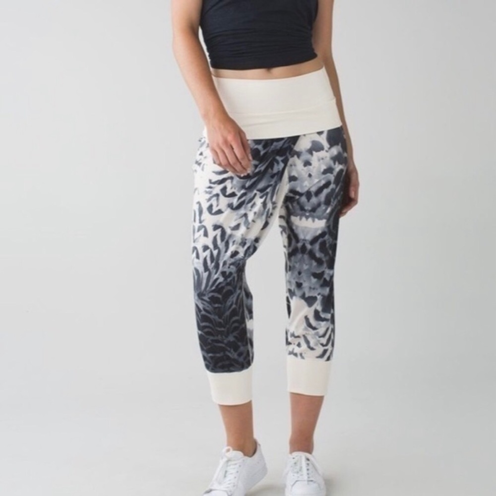 Lululemon Dance to Yoga cropped NWT
